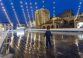 Un niño patinando este jueves en la pista de hielo de la Plaza Mayor.