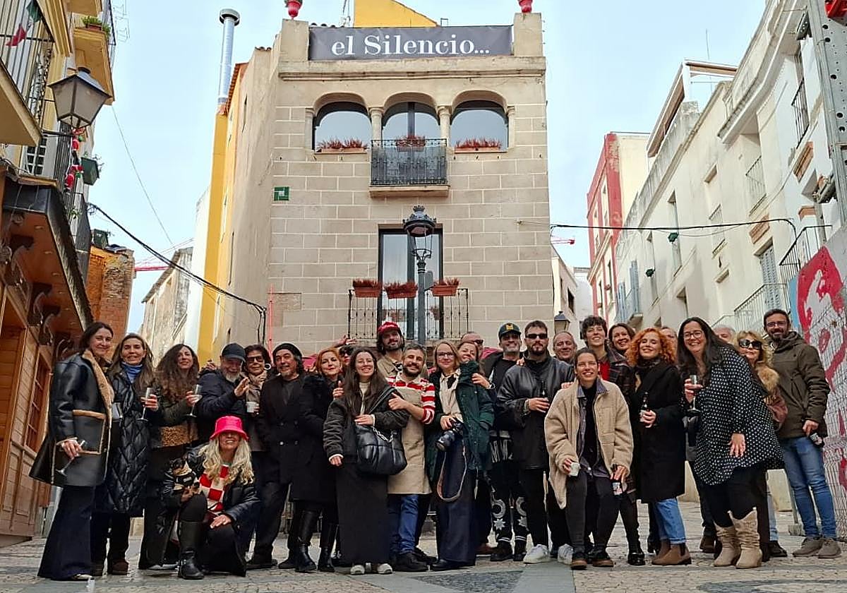 Periodistas y fotógrafos se reuniones en el décimo aniversario de la apertura del bar El Silencio en el corazón del Casco Antiguo.