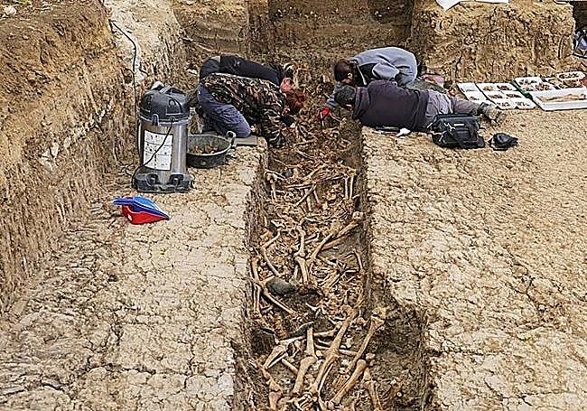 Trabajos en la fosa del cementerio de Villanueva de la Serena.