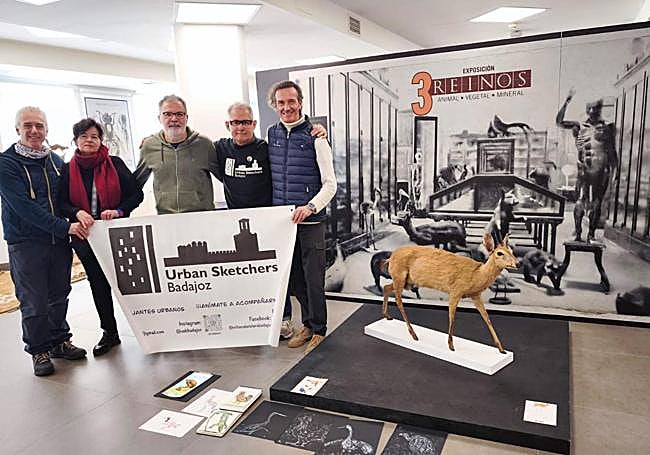 Visita de Urban Sketchers a la muestra '3Reinos', en la sede de Cajalmendralejo.