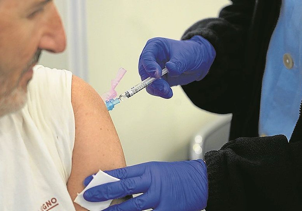 La campaña de vacunación contra la gripe y la covid se mantiene abierta en Extremadura hasta el 31 de enero.