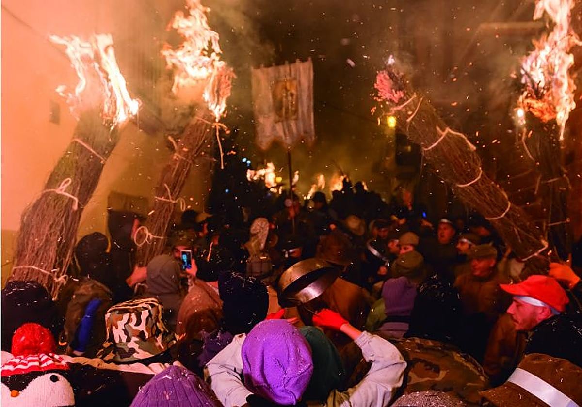 La fiesta de Los Escobazos en Jarandilla de la Vera se celebra mañana, 7 de diciembre.