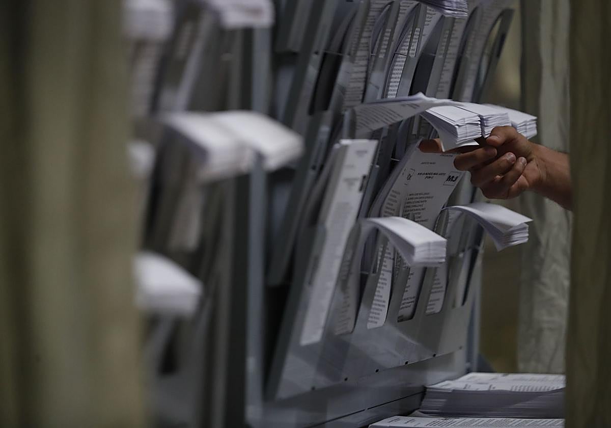 Papeletas dispuestas en un colegio electoral.