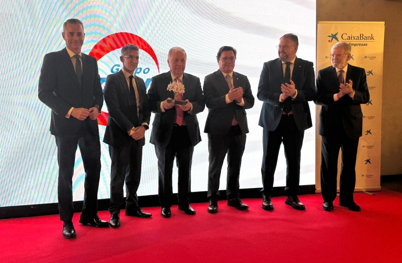 Imagen de la entrega del premio anoche.