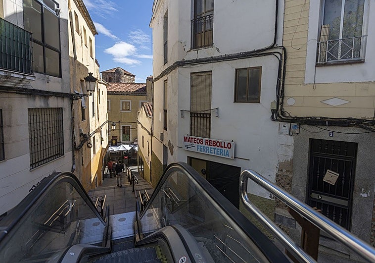 El Ayuntamiento de Cáceres solicita un informe a la empresa que lleva la escalera mecánica de Alzapiernas tras una caída