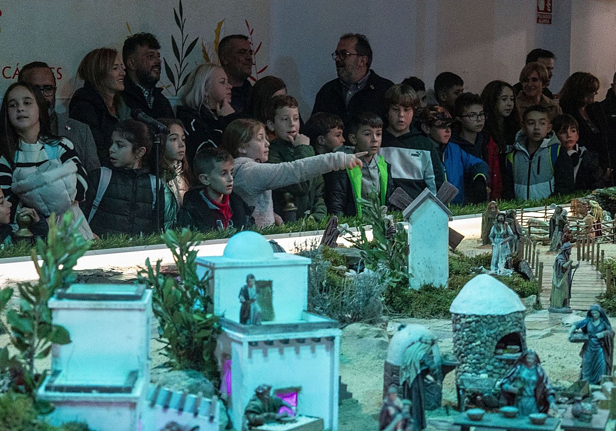 Inauguración del belén de la Diputación Provincial en el Palacio de Carvajal. Es el nacimiento de mayores dimensiones de la ciudad.