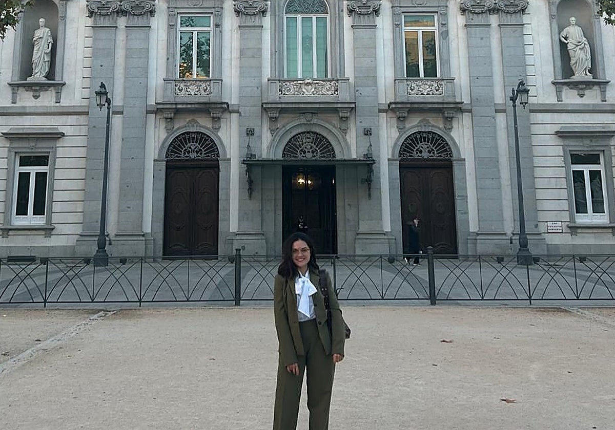 María Pámpano delante de la fachada del Tribunal Supremo.