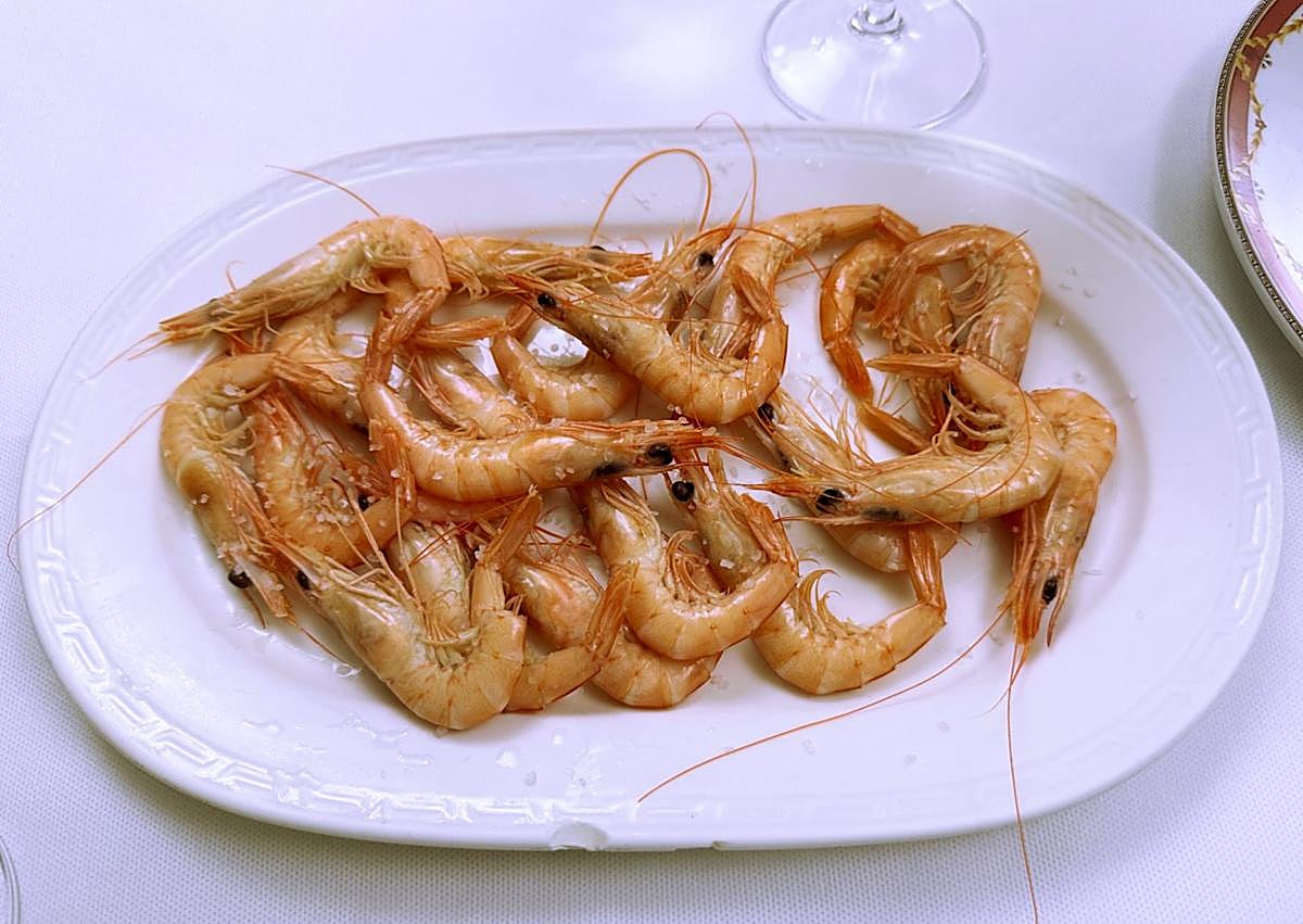 Imagen secundaria 1 - Ensalada de bacalao macerado, gambas blancas cocidas y pan hecho en Azuaga.