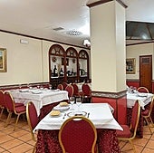 Comedor clásico del restaurante La Dehesa de Azuaga.