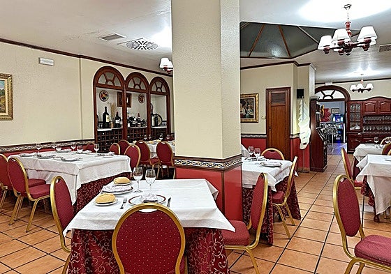 Comedor clásico del restaurante La Dehesa de Azuaga.