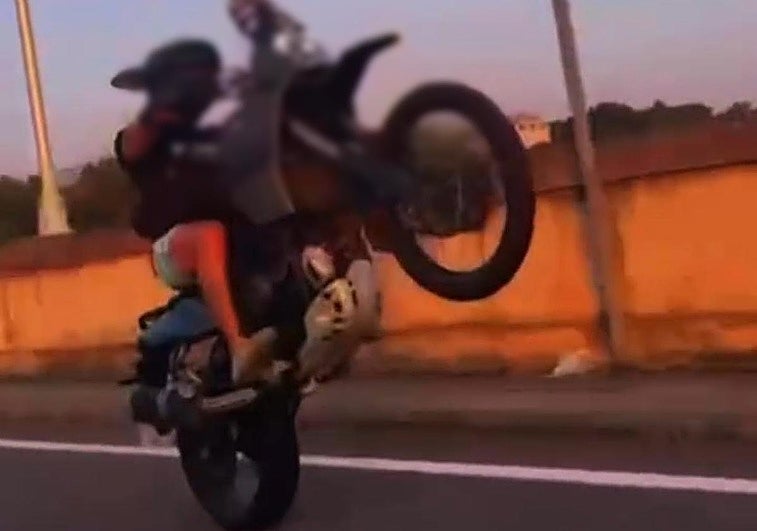 Un motorista investigado por hacer caballitos, quemar rueda de forma temeraria y difundir los vídeos en internet