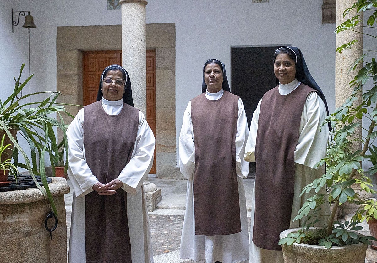 Integrantes de la comunidad de las Jerónimas de Cáceres en el interior de su convento en la calle Olmo.