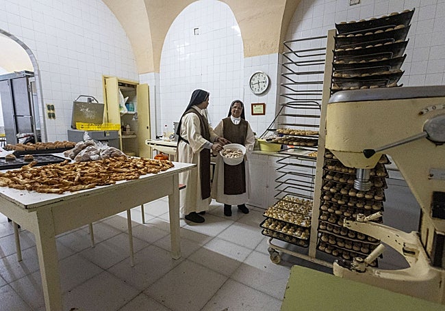 Las monjas Jerónimas en su obrador.