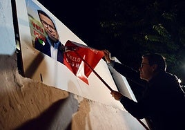 Gallardo durante la tradicional pegada de carteles.
