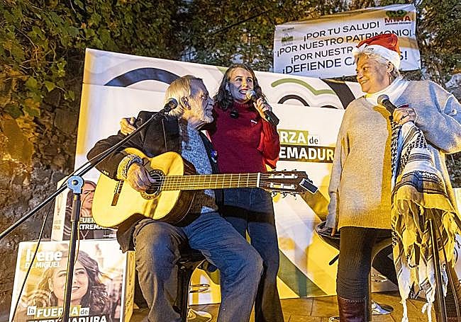 Irene de Miguel junto al cantautor extremeño Luis Pastor en el evento celebrado para el arranque de campaña en Cáceres.
