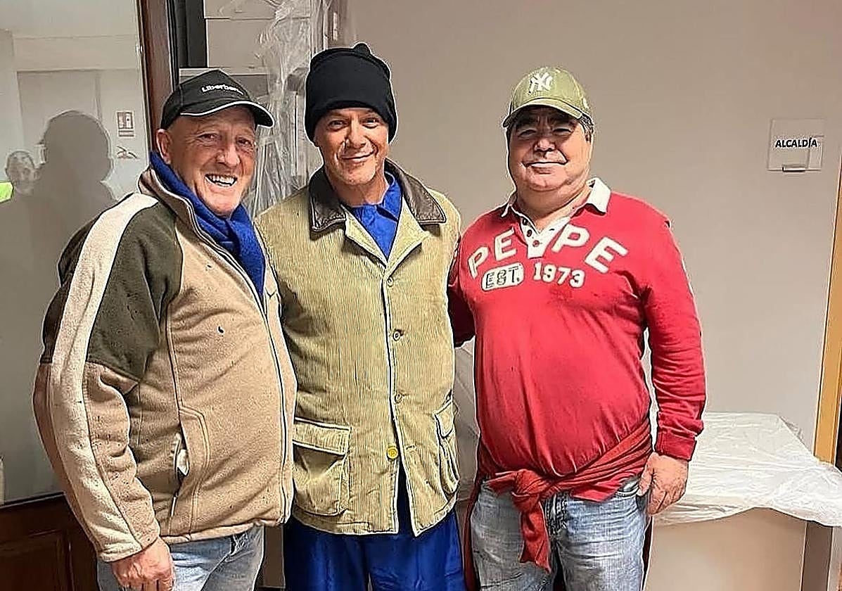 Alejandro Sanz con la típica indumentaria de Los Escobazos en una edición pasada.