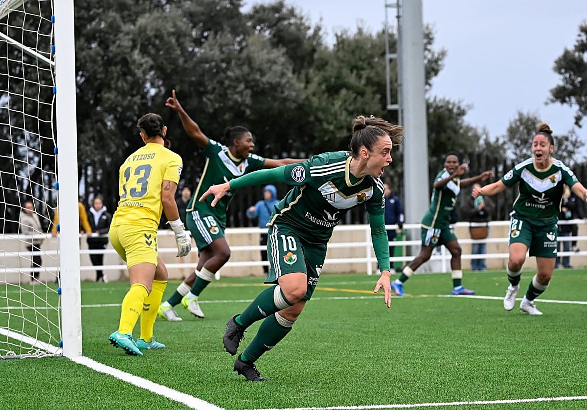 Nerea celebra el gol que dio la victoria al Cacereño.