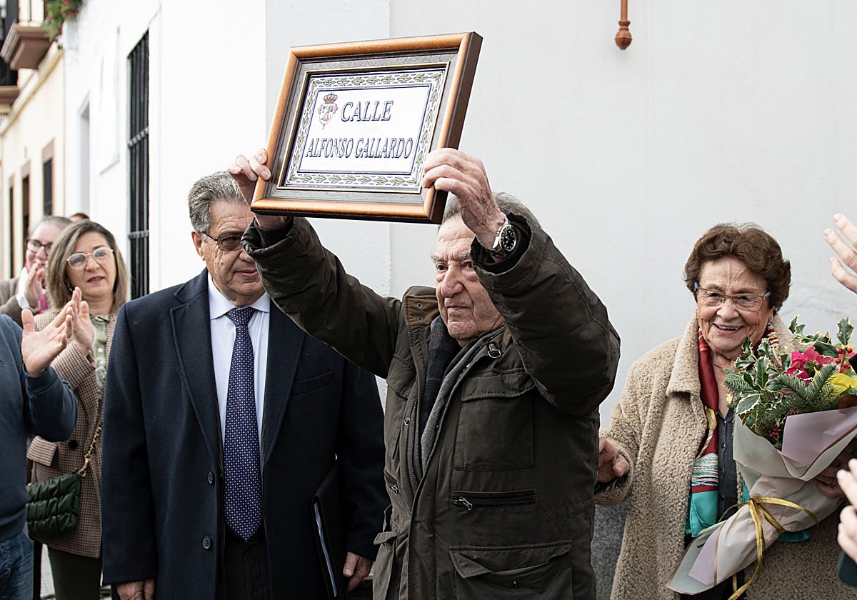 Alfonso Gallardo, con una réplica del azulejo que titula su calle, este sábado en Jerez. Genaro González
