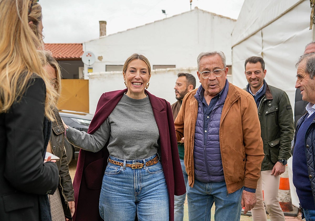 La candidata del PP en las eleccionesen Extremadura, María Guardiola, visitó este sábado Peraleda.