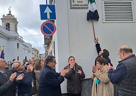 Gallardo lanza besos a sus vecinos tras el descubrimiento de la placa de la calle que tiene ahora su nombre.