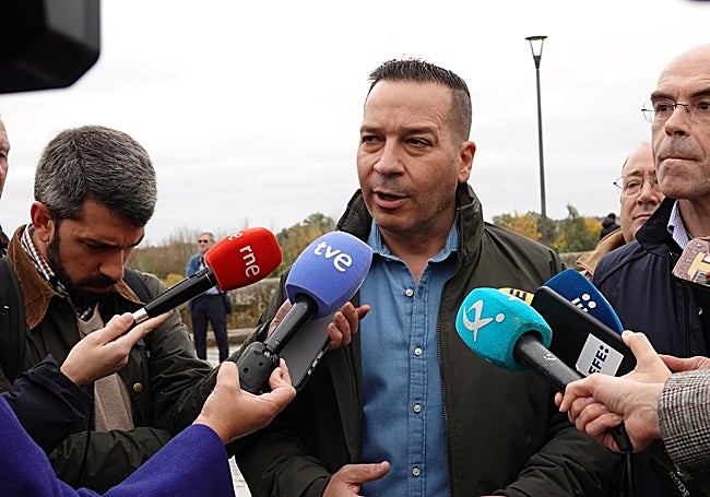 Óscar Fernández, candidato de Vox en Extremadura, acompañado por Jorge Buxadé en Mérida.