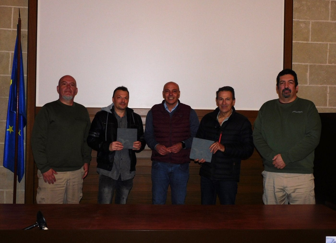Gelpi, segundo por la izquierda, tras recibir el premio en Toril.