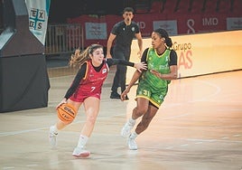 Josephine Filipe defiende a María Recio en el partido del sábado del Al-Qázeres ante el Cajasol Sevilla.