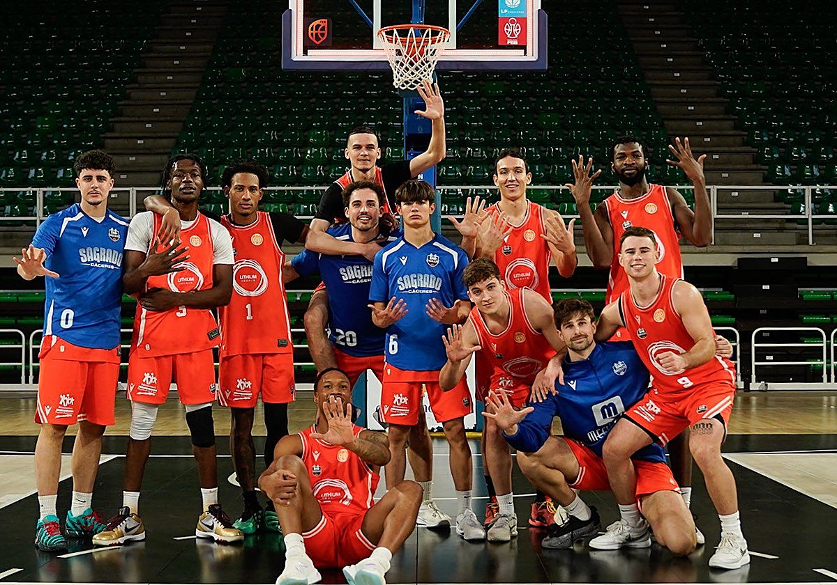 Los jugadores del Sagrado Corazón celebran el triunfo en el derbi ante el Moraleja.