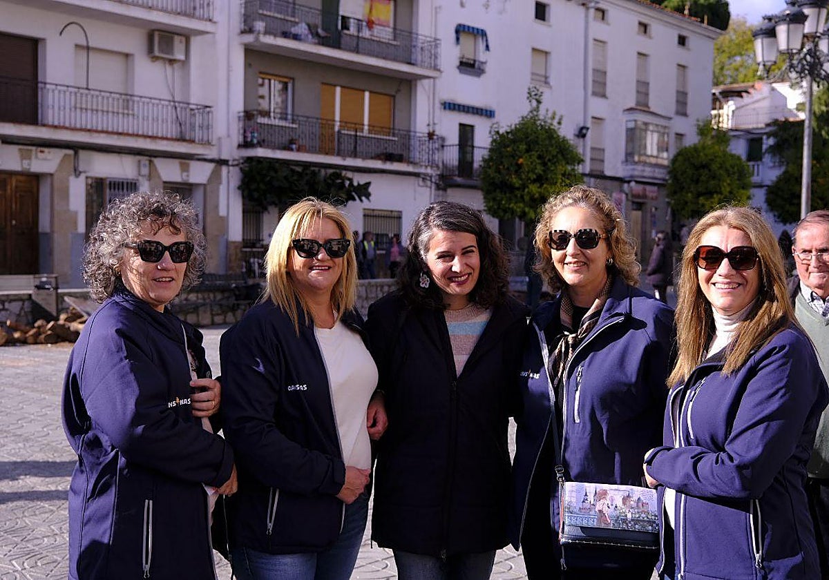 Irene de Miguel, este domingo con vecinas de Villanueva de la Vera.