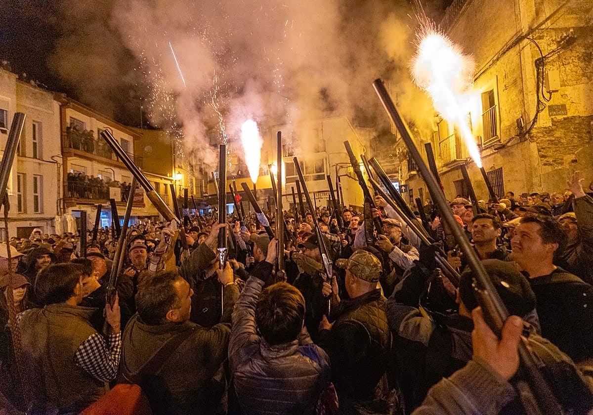 Los escopeteros en la fiesta de La Encamisá de Torrejoncillo.