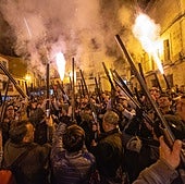 Los escopeteros en la fiesta de La Encamisá de Torrejoncillo.