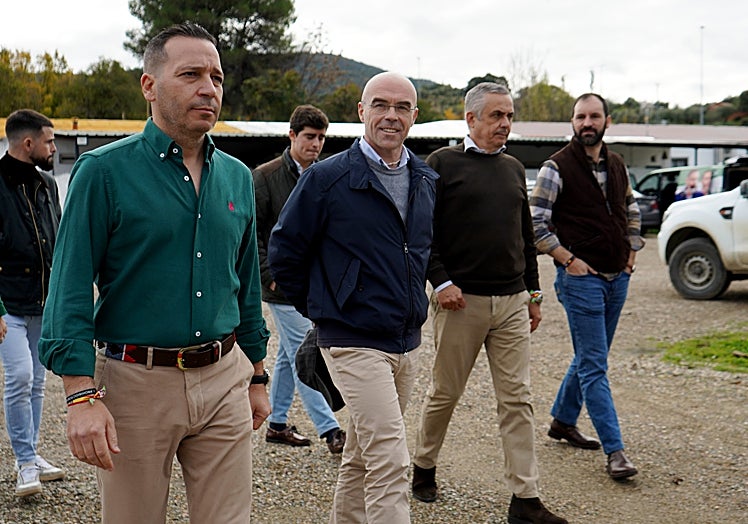 Óscar Fernández, candidato de Vox, con Jorge Buxadé en Plasencia.