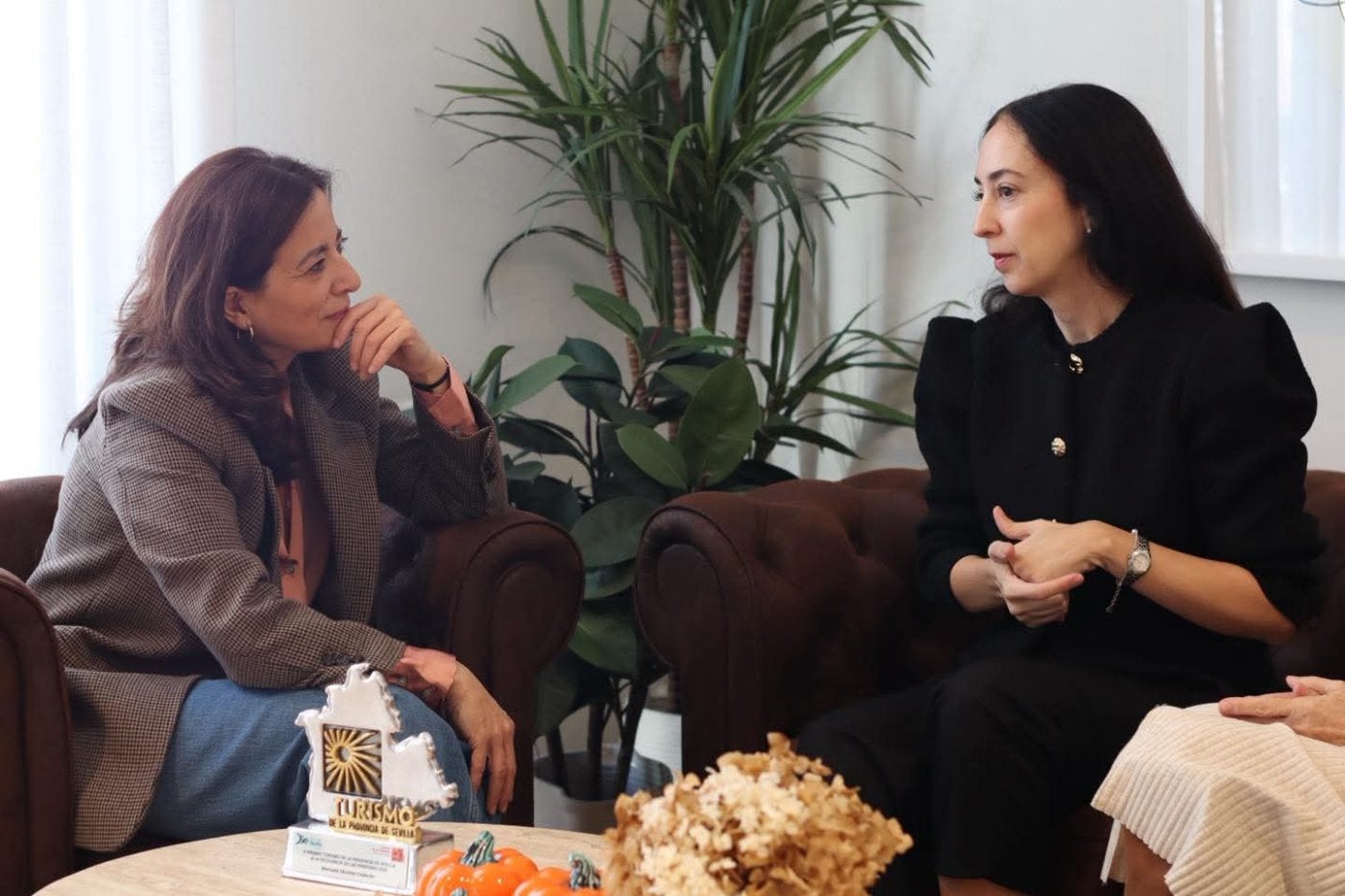 Manuela Sánchez durante su recepción con Elisabeth Medina.