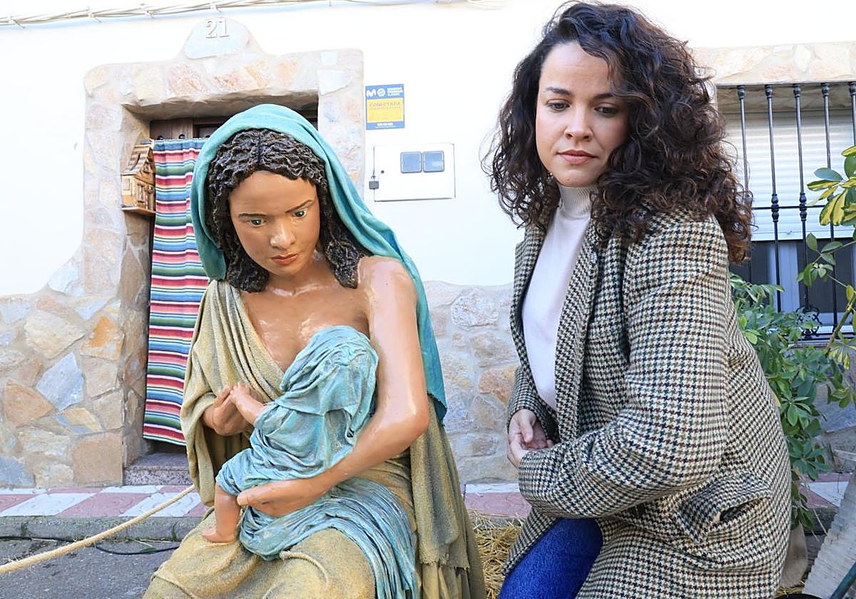 María González junto a la figura a la que pone rostro y manos.