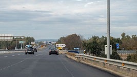 Un vehículo accede a la ciudad de Badajoz desde la A5 por la entrada 395, la más próxima a Cerro Gordo, este lunes.