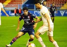 Arhoun presiona a un jugador del Linares.