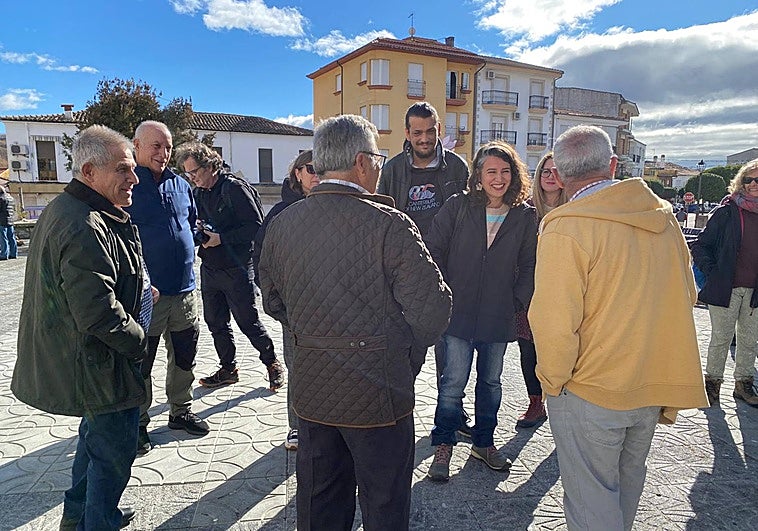 Irene de Miguel habla con vecinos de Villanueva de la Vera este domingo.