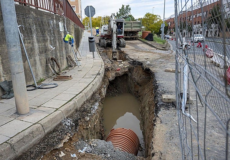 Corte de un carril para colocar el colector que evitará inundaciones en la margen derecha de Badajoz