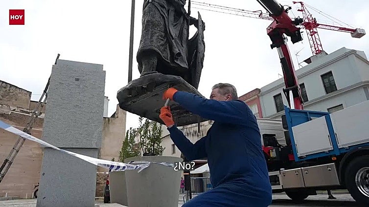 La estatua de Alfonso IX ya se alza junto a la Alcazaba de Badajoz
