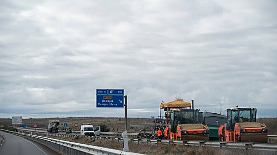 La salida a la carretera de Campomayor desde la A-5 vuelve a estar cortada en Badajoz