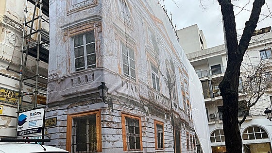 Una lona cubre la fachada de Capitanía durante las obras