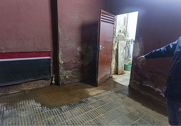 Las lluvias agravan la filtración de aguas fecales en comunidades de vecinos de Cáceres