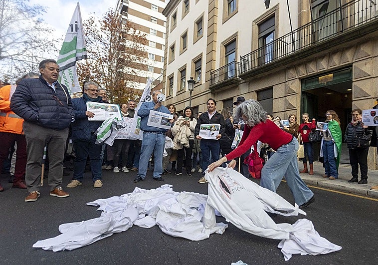 Los médicos se manifiestan en Extremadura: «Batas al suelo, nos vamos al extranjero»