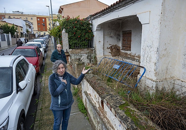 Los vecinos de Pardaleras piden que se limpie una casa abandona desde hace décadas