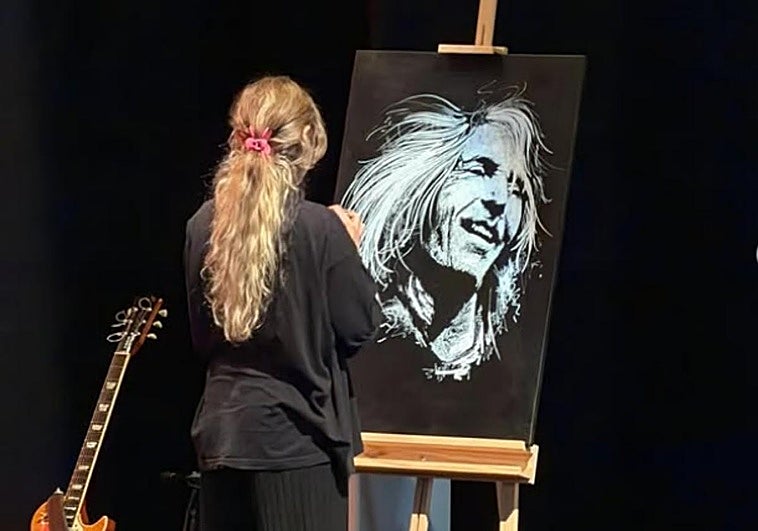 Carmen De Matos, la artista extremeña que pintó a Robe en directo en el homenaje de Plasencia: «Una forma de agradecerle todo a través del arte»