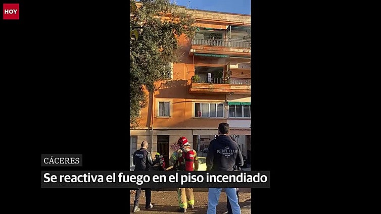 Se reactiva el fuego en el piso incendiado en Cáceres
