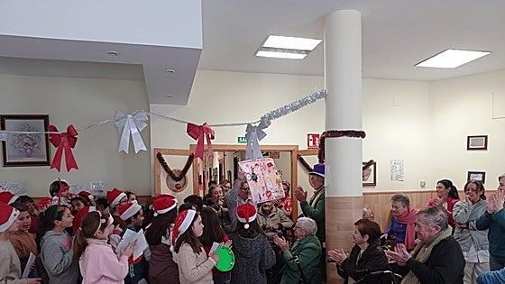 Reencuentro del alumnado de 5º del Juan XXIII y los mayores de la residencia