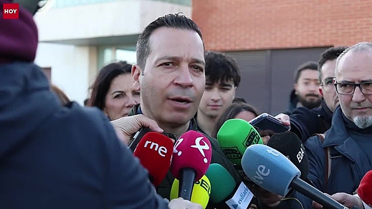 21-D | El candidato de Vox, Óscar Fernández, vota en Cáceres