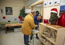 Los candidatos depositan sus votos