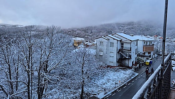 Estampas invernales en el norte y sur de Extremadura en la jornada electoral